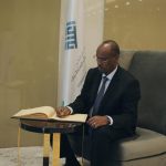 نوه وفد من جيبوتي، باستراتيجية المركز العالمي لمكافحة الفكر المتطرف (اعتدال)، في “صناعة الخطابات المضادة للتطرف”، داعيًا خلال استقباله من قِبل سعادة الأمين العام لـ(المركز) الدكتور منصور الشمري، في الرياض اليوم (الأربعاء) الرابع من ديسمبر 2019، إلى “التعاون بين الجانبين خاصة وأن جيبوتي تعد جسراً بين منطقة الجزيرة العربية، ومنطقة القرن الافريقي بما فيها من لغات وثقافات مختلفة”.  ووصف، رئيس الوفد معالي وزير الشؤون الإسلامية والثقافة والأوقاف مؤمن حسن بري، دور (اعتدال) بـ”المميز”، مدونًا كلمة في سجل زياراته جاء فيها:”إنه لشرف عظيم أن نقوم بزيارة مركز (اعتدال) فليس الرائي كمن سمع، بالزيارة اكتشفنا أنه صرح علمي متطور، كان مطلبًا حقيقيًا في الوقت المعاصر”. فيما أعرب عضو الوفد سفير جمهورية جيبوتي عميد السلك الدبلوماسي في المملكة العربية السعودية السيد ضياء الدين بامخرمة في كلمة له، عن شكره لـ ” القيادة السعودية ممثلة في خادم الحرمين الشريفين الملك سلمان بن عبدالعزيز، وولي العهد نائب رئيس مجلس الوزراء وزير الدفاع صاحب السمو الملكي الأمير محمد بن سلمان بن عبدالعزيز، على مبادراتهم ورؤاهم في محاربة وحماية المنطقة من التطرف، عبر  إنشاء مراكز متخصصة من بينها المركز العالمي لمكافحة الفكر المتطرف (اعتدال)”، داعياً إلى “التعاون المشترك بين جيبوتي و (المركز)”.  من جهته، قال سعادة الأمين العام الدكتور منصور الشمري، “يسعدنا في (اعتدال) أن نوظف الإمكانات كافة التي يمتلكها (المركز) للتعاون مع جمهورية جيبوتي، وخدمة جهودها في مكافحة الفكر المتطرف”، مشددًا على أن ” استراتيجية (اعتدال) قائمة على الاهتمام بمكافحة الفكر المتطرف ومواجهة محاولات تأثيره”.  وتعرف الوفد خلال الزيارة على آليات الرصد، والتحليل، والتقنيات المستخدمة، والنماذج التي يتم تطويرها داخل مركز القيادة والسيطرة، وآلية استخدام أبرز التقنيات المتطورة في هذا المجال. وفي ختام الزيارة، التقط الضيوف صورًا تذكارية مع سعادة الأمين العام للمركز الدكتور منصور الشمري.