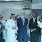 نوه وفد من جيبوتي، باستراتيجية المركز العالمي لمكافحة الفكر المتطرف (اعتدال)، في “صناعة الخطابات المضادة للتطرف”، داعيًا خلال استقباله من قِبل سعادة الأمين العام لـ(المركز) الدكتور منصور الشمري، في الرياض اليوم (الأربعاء) الرابع من ديسمبر 2019، إلى “التعاون بين الجانبين خاصة وأن جيبوتي تعد جسراً بين منطقة الجزيرة العربية، ومنطقة القرن الافريقي بما فيها من لغات وثقافات مختلفة”.  ووصف، رئيس الوفد معالي وزير الشؤون الإسلامية والثقافة والأوقاف مؤمن حسن بري، دور (اعتدال) بـ”المميز”، مدونًا كلمة في سجل زياراته جاء فيها:”إنه لشرف عظيم أن نقوم بزيارة مركز (اعتدال) فليس الرائي كمن سمع، بالزيارة اكتشفنا أنه صرح علمي متطور، كان مطلبًا حقيقيًا في الوقت المعاصر”. فيما أعرب عضو الوفد سفير جمهورية جيبوتي عميد السلك الدبلوماسي في المملكة العربية السعودية السيد ضياء الدين بامخرمة في كلمة له، عن شكره لـ ” القيادة السعودية ممثلة في خادم الحرمين الشريفين الملك سلمان بن عبدالعزيز، وولي العهد نائب رئيس مجلس الوزراء وزير الدفاع صاحب السمو الملكي الأمير محمد بن سلمان بن عبدالعزيز، على مبادراتهم ورؤاهم في محاربة وحماية المنطقة من التطرف، عبر  إنشاء مراكز متخصصة من بينها المركز العالمي لمكافحة الفكر المتطرف (اعتدال)”، داعياً إلى “التعاون المشترك بين جيبوتي و (المركز)”.  من جهته، قال سعادة الأمين العام الدكتور منصور الشمري، “يسعدنا في (اعتدال) أن نوظف الإمكانات كافة التي يمتلكها (المركز) للتعاون مع جمهورية جيبوتي، وخدمة جهودها في مكافحة الفكر المتطرف”، مشددًا على أن ” استراتيجية (اعتدال) قائمة على الاهتمام بمكافحة الفكر المتطرف ومواجهة محاولات تأثيره”.  وتعرف الوفد خلال الزيارة على آليات الرصد، والتحليل، والتقنيات المستخدمة، والنماذج التي يتم تطويرها داخل مركز القيادة والسيطرة، وآلية استخدام أبرز التقنيات المتطورة في هذا المجال. وفي ختام الزيارة، التقط الضيوف صورًا تذكارية مع سعادة الأمين العام للمركز الدكتور منصور الشمري.