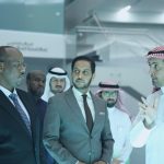 نوه وفد من جيبوتي، باستراتيجية المركز العالمي لمكافحة الفكر المتطرف (اعتدال)، في “صناعة الخطابات المضادة للتطرف”، داعيًا خلال استقباله من قِبل سعادة الأمين العام لـ(المركز) الدكتور منصور الشمري، في الرياض اليوم (الأربعاء) الرابع من ديسمبر 2019، إلى “التعاون بين الجانبين خاصة وأن جيبوتي تعد جسراً بين منطقة الجزيرة العربية، ومنطقة القرن الافريقي بما فيها من لغات وثقافات مختلفة”.  ووصف، رئيس الوفد معالي وزير الشؤون الإسلامية والثقافة والأوقاف مؤمن حسن بري، دور (اعتدال) بـ”المميز”، مدونًا كلمة في سجل زياراته جاء فيها:”إنه لشرف عظيم أن نقوم بزيارة مركز (اعتدال) فليس الرائي كمن سمع، بالزيارة اكتشفنا أنه صرح علمي متطور، كان مطلبًا حقيقيًا في الوقت المعاصر”. فيما أعرب عضو الوفد سفير جمهورية جيبوتي عميد السلك الدبلوماسي في المملكة العربية السعودية السيد ضياء الدين بامخرمة في كلمة له، عن شكره لـ ” القيادة السعودية ممثلة في خادم الحرمين الشريفين الملك سلمان بن عبدالعزيز، وولي العهد نائب رئيس مجلس الوزراء وزير الدفاع صاحب السمو الملكي الأمير محمد بن سلمان بن عبدالعزيز، على مبادراتهم ورؤاهم في محاربة وحماية المنطقة من التطرف، عبر  إنشاء مراكز متخصصة من بينها المركز العالمي لمكافحة الفكر المتطرف (اعتدال)”، داعياً إلى “التعاون المشترك بين جيبوتي و (المركز)”.  من جهته، قال سعادة الأمين العام الدكتور منصور الشمري، “يسعدنا في (اعتدال) أن نوظف الإمكانات كافة التي يمتلكها (المركز) للتعاون مع جمهورية جيبوتي، وخدمة جهودها في مكافحة الفكر المتطرف”، مشددًا على أن ” استراتيجية (اعتدال) قائمة على الاهتمام بمكافحة الفكر المتطرف ومواجهة محاولات تأثيره”.  وتعرف الوفد خلال الزيارة على آليات الرصد، والتحليل، والتقنيات المستخدمة، والنماذج التي يتم تطويرها داخل مركز القيادة والسيطرة، وآلية استخدام أبرز التقنيات المتطورة في هذا المجال. وفي ختام الزيارة، التقط الضيوف صورًا تذكارية مع سعادة الأمين العام للمركز الدكتور منصور الشمري.
