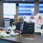 نوه وفد من جيبوتي، باستراتيجية المركز العالمي لمكافحة الفكر المتطرف (اعتدال)، في “صناعة الخطابات المضادة للتطرف”، داعيًا خلال استقباله من قِبل سعادة الأمين العام لـ(المركز) الدكتور منصور الشمري، في الرياض اليوم (الأربعاء) الرابع من ديسمبر 2019، إلى “التعاون بين الجانبين خاصة وأن جيبوتي تعد جسراً بين منطقة الجزيرة العربية، ومنطقة القرن الافريقي بما فيها من لغات وثقافات مختلفة”.  ووصف، رئيس الوفد معالي وزير الشؤون الإسلامية والثقافة والأوقاف مؤمن حسن بري، دور (اعتدال) بـ”المميز”، مدونًا كلمة في سجل زياراته جاء فيها:”إنه لشرف عظيم أن نقوم بزيارة مركز (اعتدال) فليس الرائي كمن سمع، بالزيارة اكتشفنا أنه صرح علمي متطور، كان مطلبًا حقيقيًا في الوقت المعاصر”. فيما أعرب عضو الوفد سفير جمهورية جيبوتي عميد السلك الدبلوماسي في المملكة العربية السعودية السيد ضياء الدين بامخرمة في كلمة له، عن شكره لـ ” القيادة السعودية ممثلة في خادم الحرمين الشريفين الملك سلمان بن عبدالعزيز، وولي العهد نائب رئيس مجلس الوزراء وزير الدفاع صاحب السمو الملكي الأمير محمد بن سلمان بن عبدالعزيز، على مبادراتهم ورؤاهم في محاربة وحماية المنطقة من التطرف، عبر  إنشاء مراكز متخصصة من بينها المركز العالمي لمكافحة الفكر المتطرف (اعتدال)”، داعياً إلى “التعاون المشترك بين جيبوتي و (المركز)”.  من جهته، قال سعادة الأمين العام الدكتور منصور الشمري، “يسعدنا في (اعتدال) أن نوظف الإمكانات كافة التي يمتلكها (المركز) للتعاون مع جمهورية جيبوتي، وخدمة جهودها في مكافحة الفكر المتطرف”، مشددًا على أن ” استراتيجية (اعتدال) قائمة على الاهتمام بمكافحة الفكر المتطرف ومواجهة محاولات تأثيره”.  وتعرف الوفد خلال الزيارة على آليات الرصد، والتحليل، والتقنيات المستخدمة، والنماذج التي يتم تطويرها داخل مركز القيادة والسيطرة، وآلية استخدام أبرز التقنيات المتطورة في هذا المجال. وفي ختام الزيارة، التقط الضيوف صورًا تذكارية مع سعادة الأمين العام للمركز الدكتور منصور الشمري.